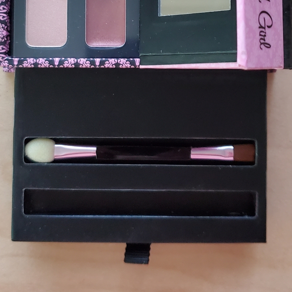 TOO FACED Good Girl-Bad Girl Vintage Makeup Palette - Picture 4 of 6